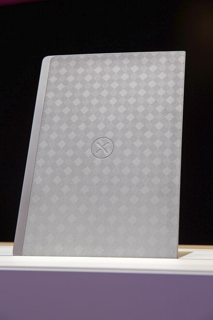 Für mobile elektronische Geräte hat Covestro eine neue Composite-Technologie auf Basis von thermoplastischen Kunststoffen und Carbonfasern entwickelt. (Foto: Covestro)