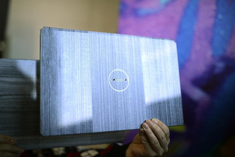 Eine mögliche Anwendung für CFRTPs sind leichtgewichtige und sehr dünne Laptop-Deckel mit neuartigen optischen Oberflächen-Effekten. (Foto: Covestro)