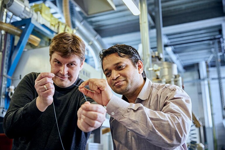 Wissenschaftler Pavan Manvi von der RWTH Aachen University (r.) und Dr. Jochen Norwig von Covestro mit dem Prototyp einer Kunststofffaser aus CO2. (Foto: Covestro)