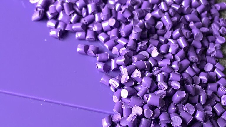 Am Beispiel des „Color of the Year“-Ultraviolett will Deifel den Einfluss der Eigenfarbe eines Polymers auf eine Farbrezeptur demonstrieren. (Foto: Deifel)