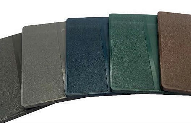 Links außen der originale Farbton von Molybdändisulfid im Vergleich zu den neuen Farbnuancen Grau, Blau, Grün und Braun. (Foto: Deifel)