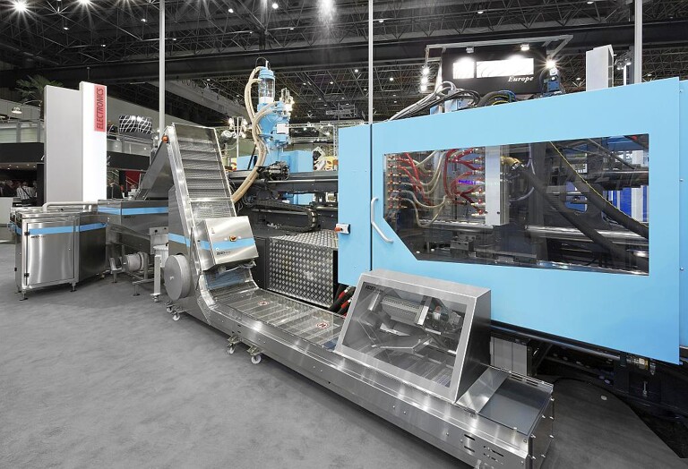 Produziert wird mit der speziell für schnelllaufende Verpackungsanwendungen entwickelten El-Exis SP 420-3000 von Sumitomo (SHI) Demag. (Foto: Total)
