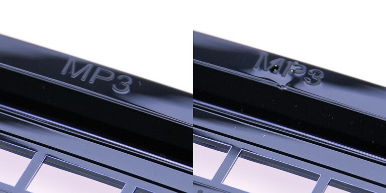 Die Kombination des Gasaußendruckverfahrens mit einer Werkzeug-Wechseltemperierung garantiert eine perfekte Abformung und verhindert gleichzeitig Einfallstellen und Bindenähte hinter den Durchbrüchen (linke Abbildung). Ohne den Einsatz der Gasaußendrucktechnik treten an der Beschriftung deutliche Einfallstellen auf (rechte Abbildung). (Foto: Sumitomo (SHI) Demag)