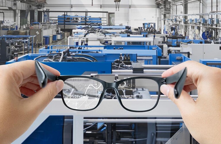 Smart-Brillen erlauben dem Service-Support-Team einen "Blick über die Schulter”. (Foto: Sumitomo (SHI) Demag)