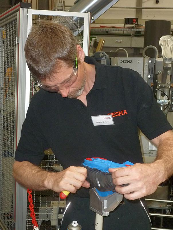 Martin Orthey legt letzte Hand an den Konzeptschuh „Quadwrap“ an. (Foto: K-PROFI)