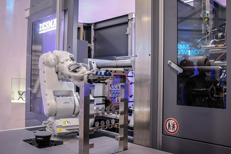 Mit der PartnerFlexCell bietet Desma eine Automatisierungslösung mit einem kollaborierendem 6-Achs-Roboter im vollautomatischen Prozess. (Foto: Desma)
