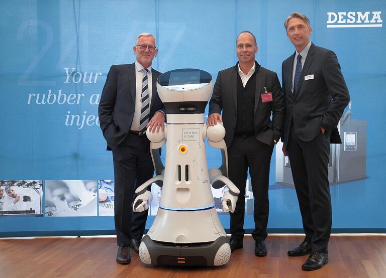 Die Desma-Geschäftsführer Martin Schürmann (l.) und Dr. Harald Zebedin (r.) sowie Keynote-Speaker Prof. Dr.-Ing. Thomas Bauernhansl mit dem humanoiden Roboter, der die Besucher begrüßte. (Foto: Desma)