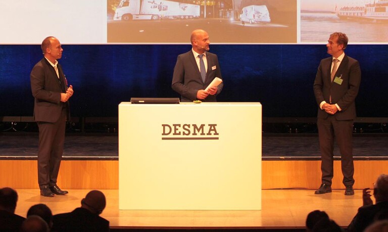 Prof. Dr.-Ing. Thomas Bauernhansl (l.), Leiter des Fraunhofer-Instituts für Produktionstechnik und Automatisierung sowie des Instituts für Industrielle Fertigung und Fabrikbetrieb der Uni Stuttgart und Prof. Dr.-Ing. Christian Bonten (r.), Institutsleiter des IKT Stuttgart, im Expertendialog. (Foto: Desma)