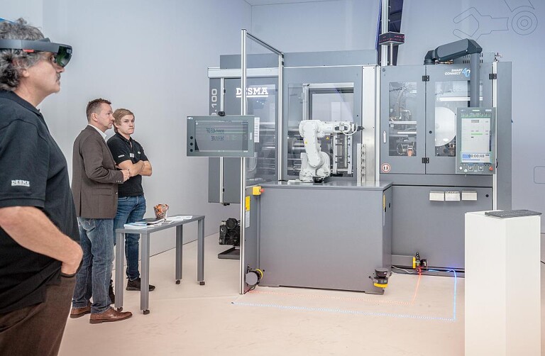 Auf der D 969.100 Z (S3) im FutureLab mit ZeroWaste-ITM-Verfahren zur angusslosen und abfallfreien Direktanspritzung zeigte Desma einen vollautomatischen Prozess in Verbindung mit der Automatisierungslösung PartnerFlexCell. (Foto: Desma)