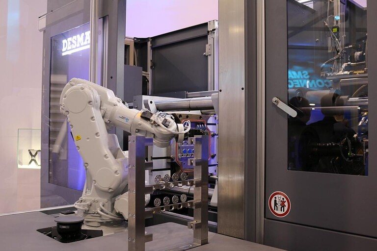 Die PartnerFlexCell ist eine Automatisierungslösung mit einem kollaborierenden 6-Achs-Roboter für einen vollautomatischen Produktionsprozess. (Foto: Desma)