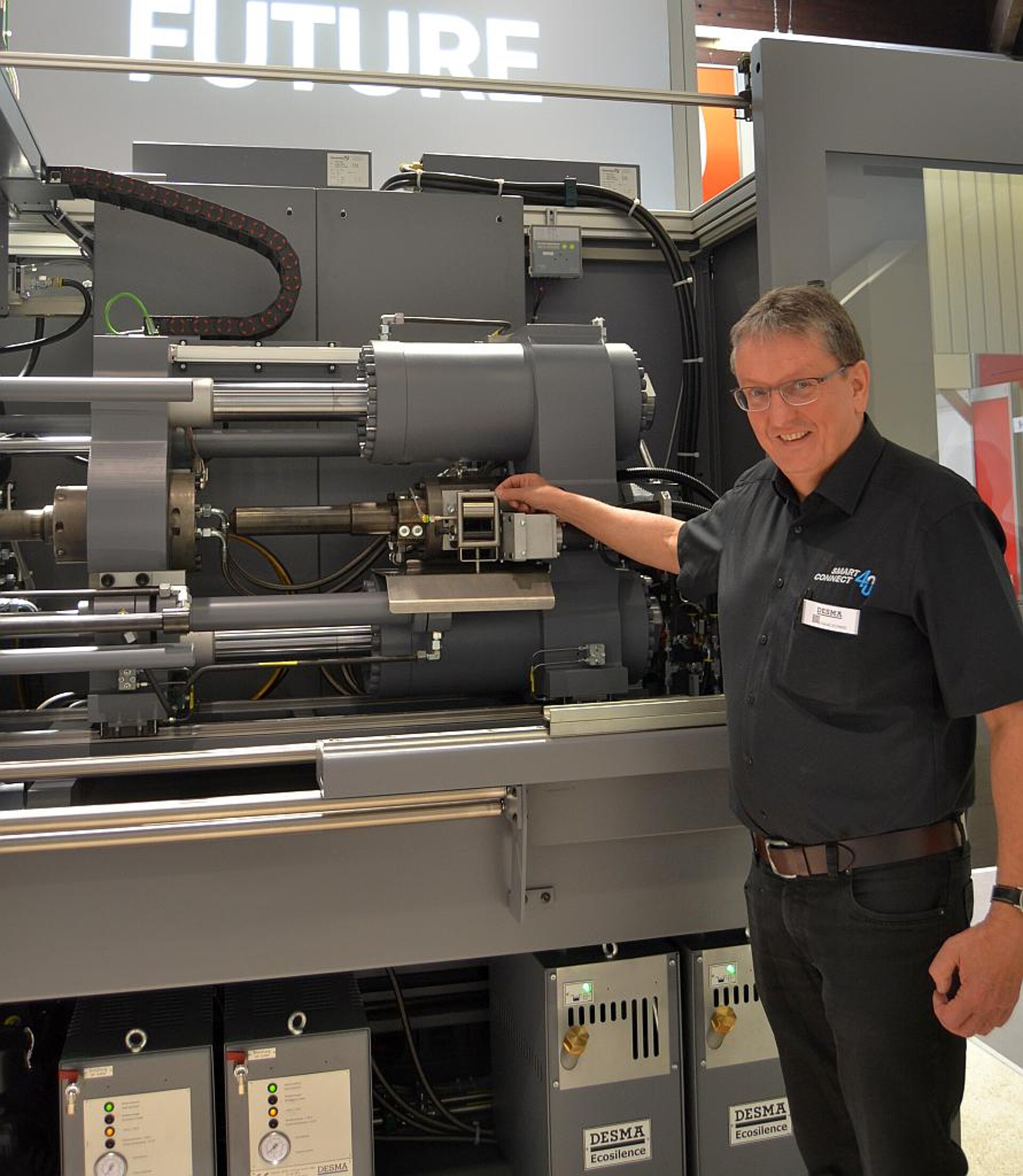 Zur Produktpremiere auf der DKT erklärte Vertriebsleiter Harald Schmid die ergonomischen Vorteile der neuen Sealmaster+. (Foto: K-AKTUELL.de)