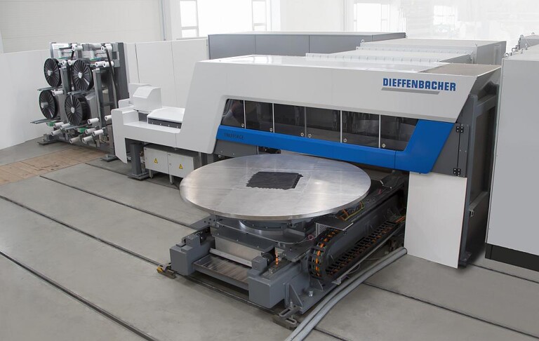 Fiberforge ist die schnellste Tapelegeanlage der Welt: Innerhalb einer Sekunde werden die Tapes nach einem definierten Muster gelegt. (Foto: Dieffenbacher)