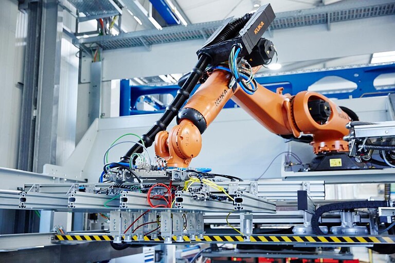 Das PreformCenter von Dieffenbacher ermöglicht eine endkonturnahe Abbildung des späteren Bauteils mit geringem Verschnitt. (Foto: Dieffenbacher)