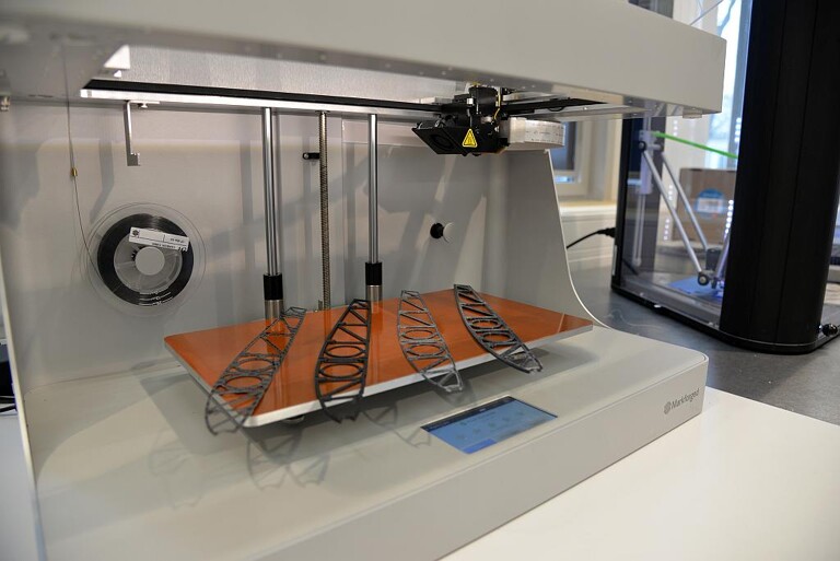 Flügelrippen im neuen 3D-Drucker. (Foto: DLR)
