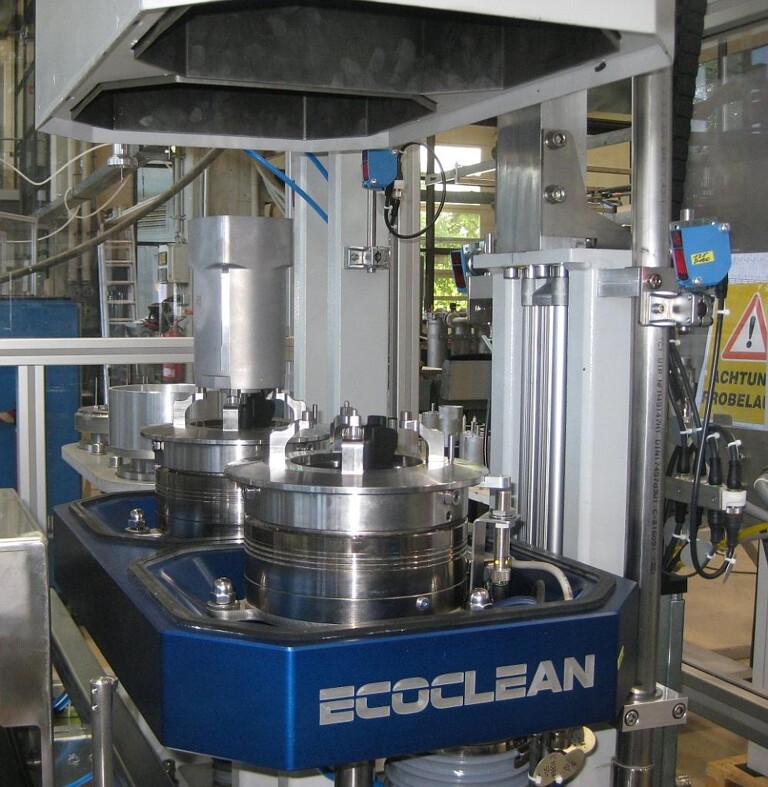 Trockenreinigungsverfahren wie beispielsweise die Vakuum-Luftreinigung lassen sich unter anderem in Montagelinien integrieren und zur Entpulverung additiv gefertigter Teile einsetzen. (Foto: Ecoclean)