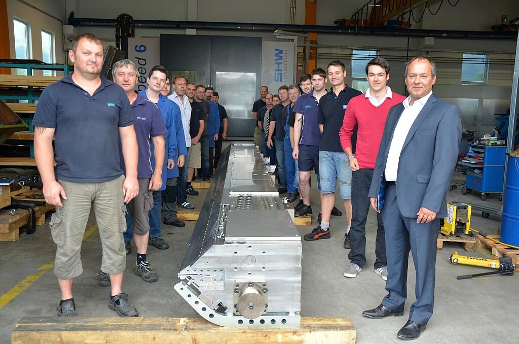 Ein Teil des EMO-Teams mit der neuen 8,5m Düse. (Foto: EMO)