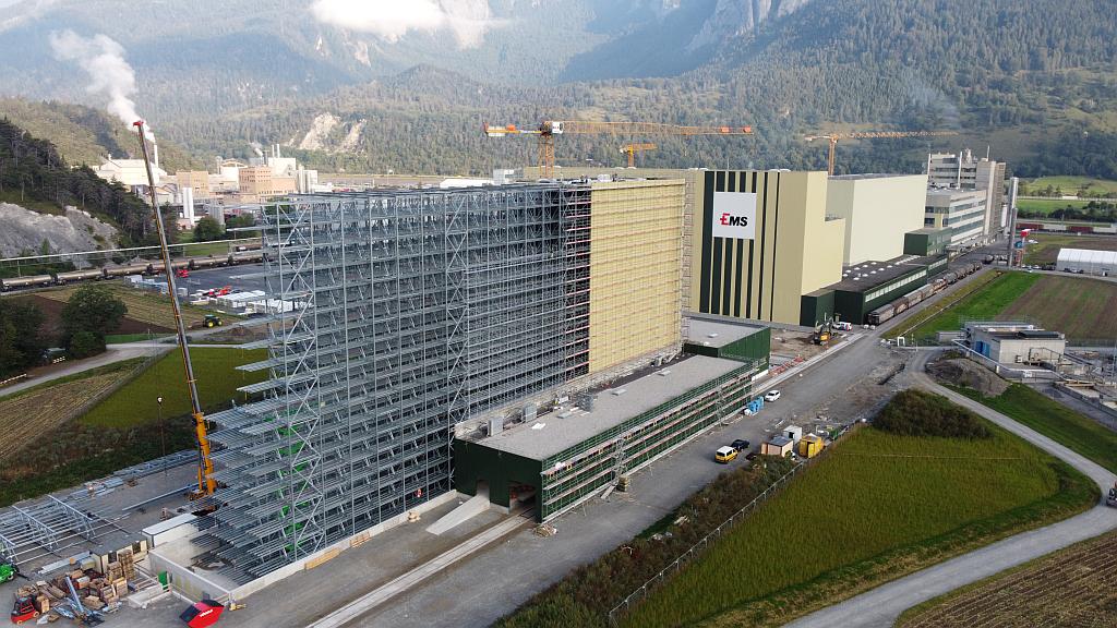 Das neue Hochregallager 4 in Domat/Ems im Bau. (Foto: Ems)