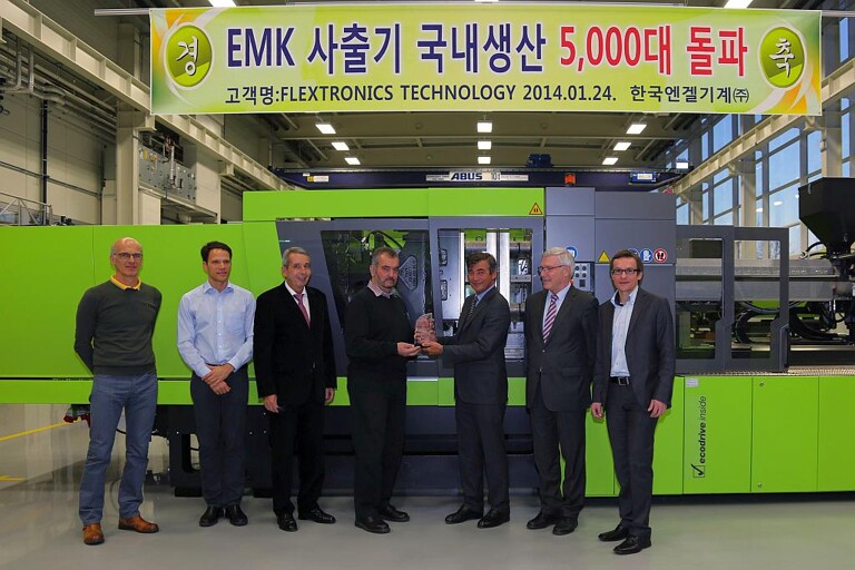 Dank für langjährige Partnerschaft (v.l.): Manfred Jesacher, Paul Baldassari, Senior Vice President Asset Management & Quality bei Flextronics, Robert Bodingbauer, Geschäftsführer von Engel Machinery Korea, Gerhard Zebe, President Global Operations Mechanicals von Flextronics, Dr. Peter Neumann, CEO der Engel Holding, Heinz Rasinger, Leiter der Business Unit Engel Teletronics und Hermann Walter, Vertrieb bei Engel Teletronics. (Foto: Engel)