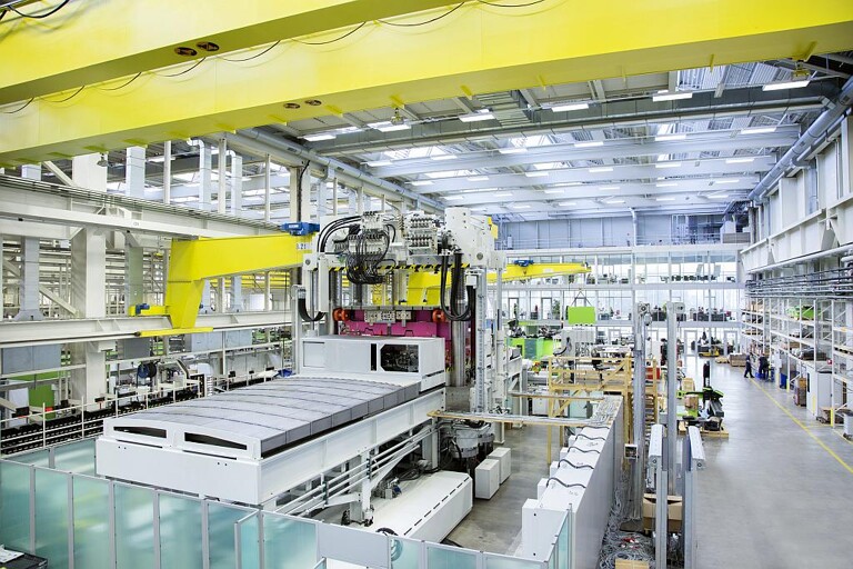 Die neue V-Duo baut deutlich kompakter als herkömmlich für Faserverbundanwendungen eingesetzte Pressen. Das Bild zeigt die Montage der für das BMW Werk Landshut bestimmten Anlage im Engel-Großmaschinenwerk in St. Valentin. (Foto: Engel)