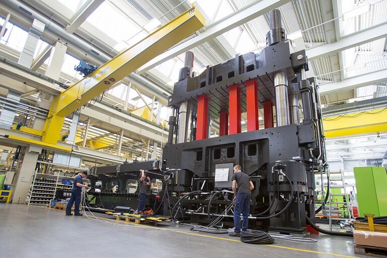 Die v-duo 3600 für den Open Hybrid LabFactory e.V. in Wolfsburg wird im Großmaschinenwerk in St. Valentin gebaut. (Foto: Engel)