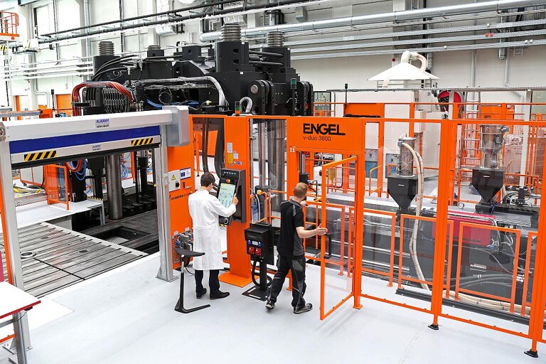 Die Spritzgießmaschine v-duo 3600 in der Open Hybrid LabFactory in Wolfsburg ist unter anderem für das Projekt ProVorPlus mit dem Fokus auf funktionsintegrierte Prozesstechnologien zur Vorkonfektionierung von FKV-Metall-Hybriden bestimmt. (Foto: Open Hybrid LabFactory)