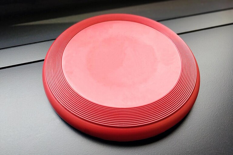 Frisbee für den Hund: Die roten Scheiben werden während der DKT auf einer elast 400 V aus EPDM produziert. (Foto: Engel)