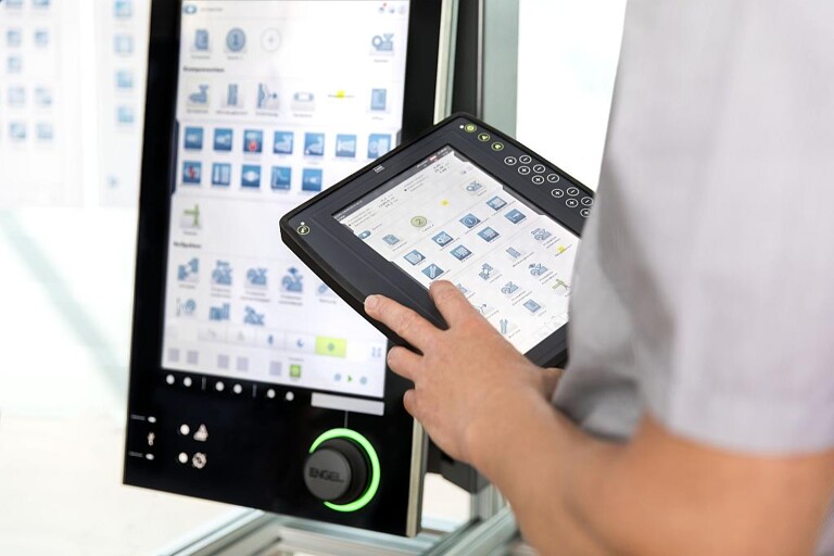 Zum fünfjährigen Jubiläum wartet die CC300 Steuerung mit einem weiterentwickelten Bedienkonzept und neuen Funktionen auf. Mit Tutorials, die direkt auf dem Display zur Verfügung stehen, setzt Engel den nächsten großen Schritt. (Foto: Engel)