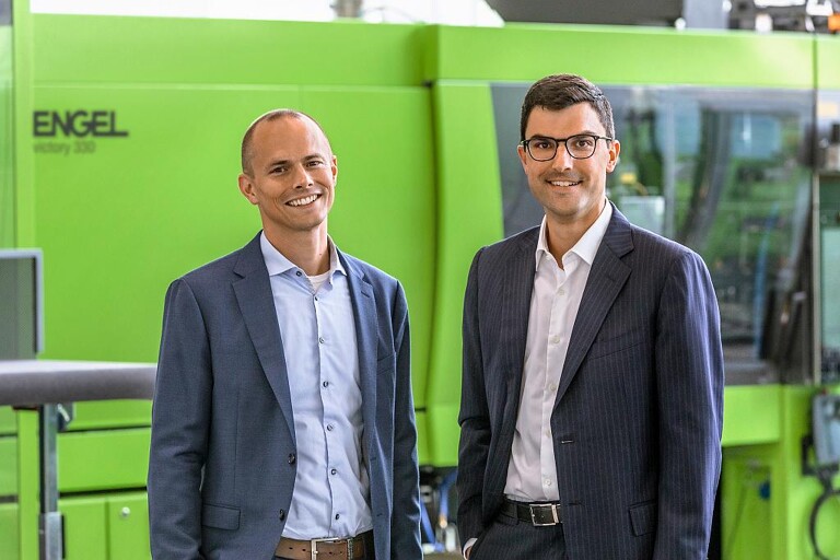 Reto Zürcher, CEO von HB-Therm, (links) und Dr. Stefan Engleder, CEO von Engel, freuen sich über ihre erfolgreiche Zusammenarbeit. (Foto: Engel)