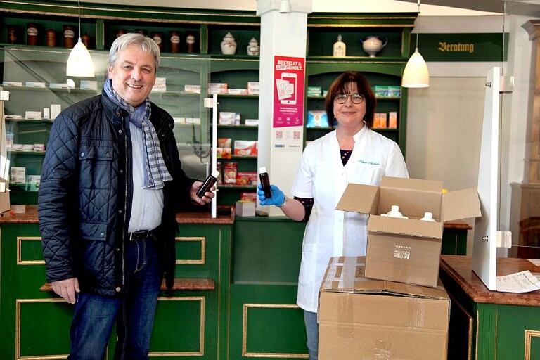 E-proPlast-Geschäftsführer Rüdiger Löhl bei der Übergabe von kostenlos zur Verfügung gestellten PET-Flaschen an eine Apotheke in Schmalkalden. (Foto: E-proPlast)