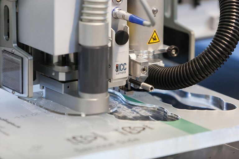 Die leistungsstarken Lasersysteme schneiden problemlos Acryl mit einer Stärke von bis zu 30 mm. (Foto: Eurolaser)