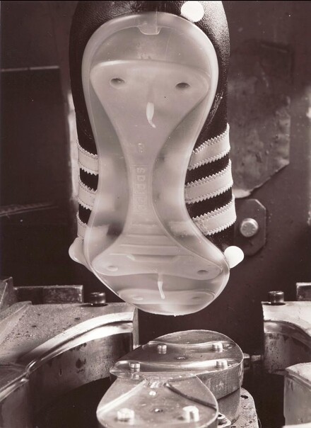 Vor 50 Jahren wurden die ersten Tonnen Vestamid ausgeliefert und setzten den Startschuss für die Entwicklung der PA 12-Sportschuhsohlen. (Foto: Evonik)