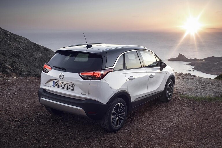 Opels neuer Familien-SUV Crossland X fällt mit einer markanten Linienführung auf, zu der auch die in die Heckleuchten integrierten auffälligen Lichtleiter beitragen. (Foto: Opel)