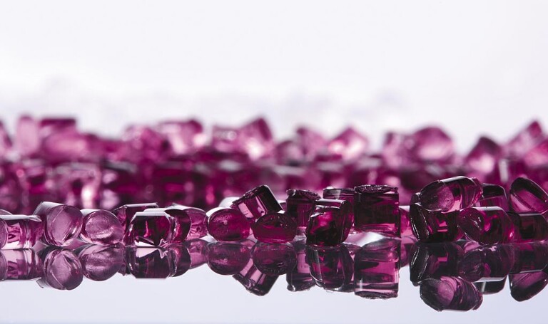 Das Polymaid Trogamid in der Farbe des Jahres Purple eignet sich gut für Brillengestelle. (Foto: Evonik)