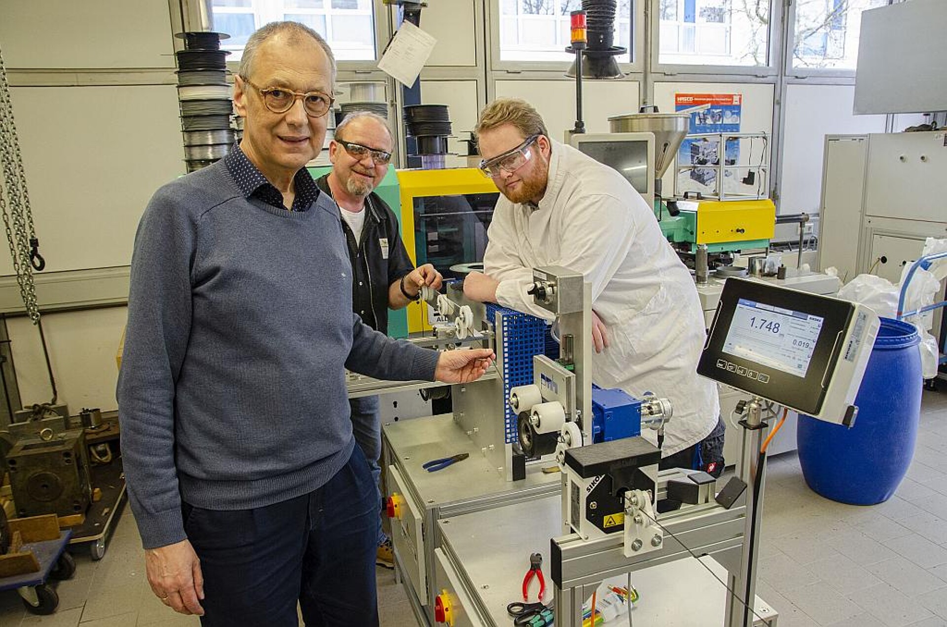 Laborleiter Prof. Dr. Reinhard Lorenz (l.) will mit der Anlage die Hochschule mit Filament versorgen und sieht in ihr auch großes Potenzial für die eigene Forschung in der Kunststofftechnologie. (Foto: FH Münster/Frederik Tebbe)