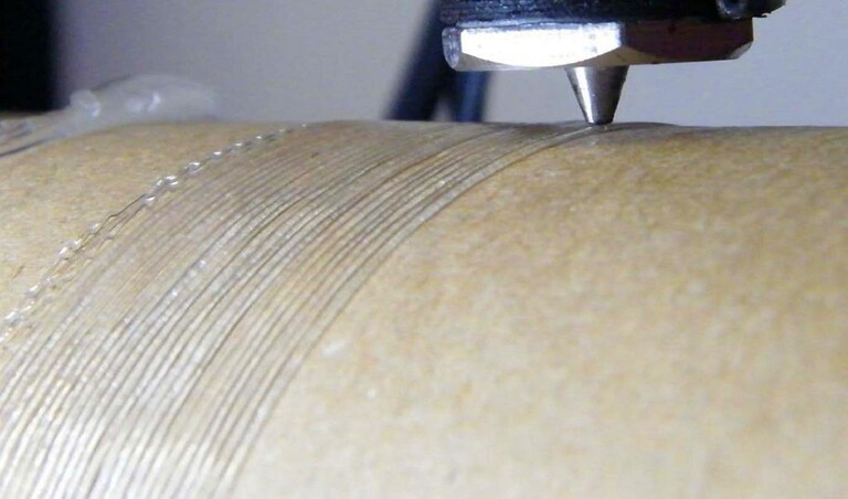 Austragen von thermoplastischem Bio-PU aus einer 0,5 mm-Düse des Extruders der Versuchsanlage. (Foto: Hochschule Merseburg)