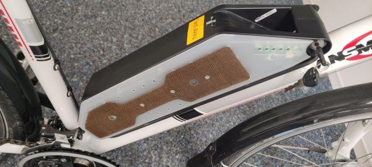 In einem E-Bike-Batterie-Gehäuse wurden Blechteile durch Flachs-PP-Organobleche ersetzt. (Foto: Ansmann)