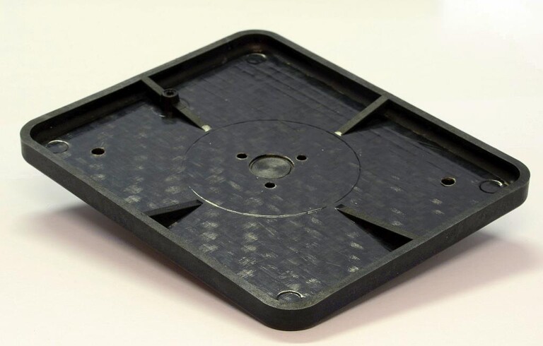 Sandwich-Faserverbund-Bauteil auf PA 6-Basis mit homogen aus dem Kern heraus ausgeformten Verrippungen sowie hochfesten Organoblechen als Deckschichten. (Foto: Fraunhofer LBF)