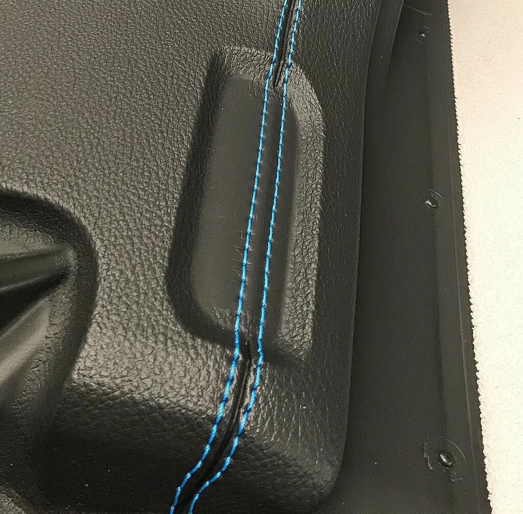 Dekorative Oberfläche im Innenraum des Automobils mit einer echten Ziernaht. (Foto: Frimo)