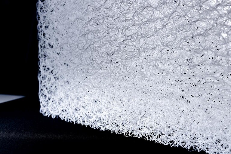 Das neuartige Polstermaterial besteht aus elastischen Polyester-Endlosfilamenten. (Foto: Frimo)