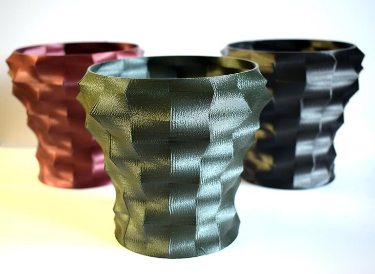 3D-gedruckte Vasen in verschiedenen Metallic-Farben. (Foto: Gabriel-Chemie)