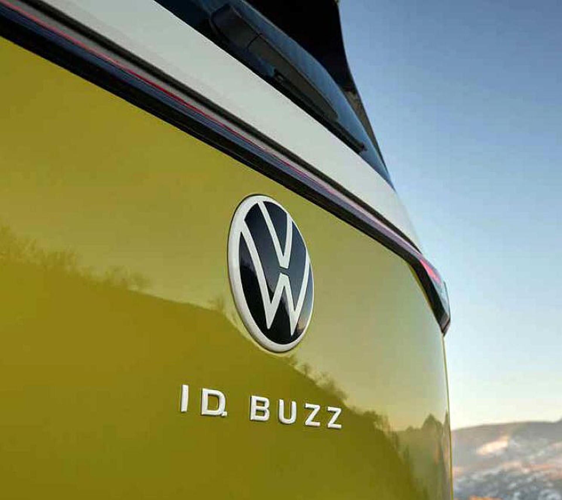 Das VW-Emblem besteht aus PMMA-Rezyklat in den Farben Weiß und Schwarz. (Foto: www.volkswagen-newsroom.com)