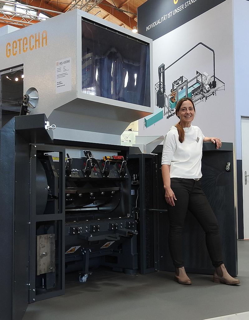 Eva Rosenberger vor einer großen Trichtermühle ihres Unternehmens. (Foto: Getecha)