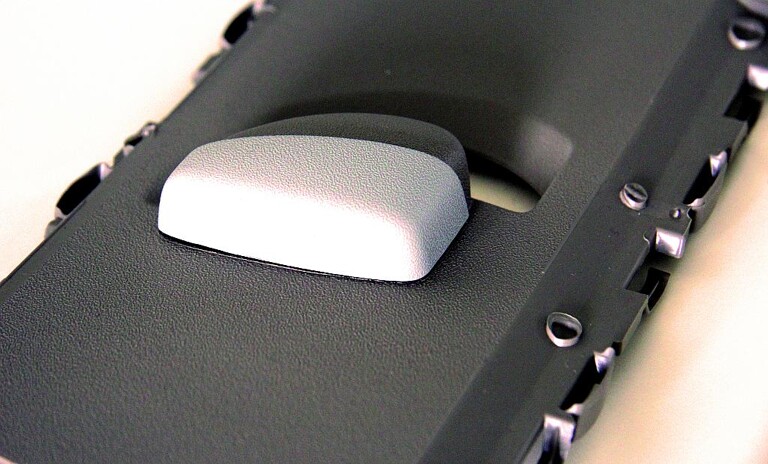 Der Flow-Improver bei der Fertigung mehrerer Komponenten eines Bauteils aus dem gleichen Material die durch die gleiche Verarbeitungstemperatur auftretende Schlierenbildung. (Foto: Grafe)