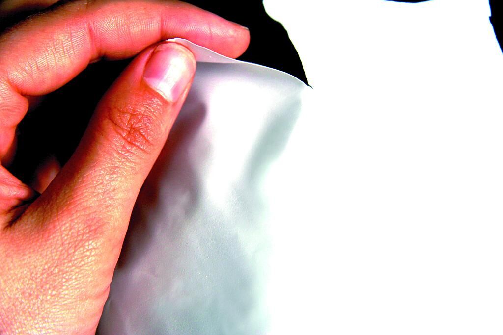 Folien aus Bio-Compalen-Paperlike lassen sich in jede Richtung reißen. (Foto: Grafe)