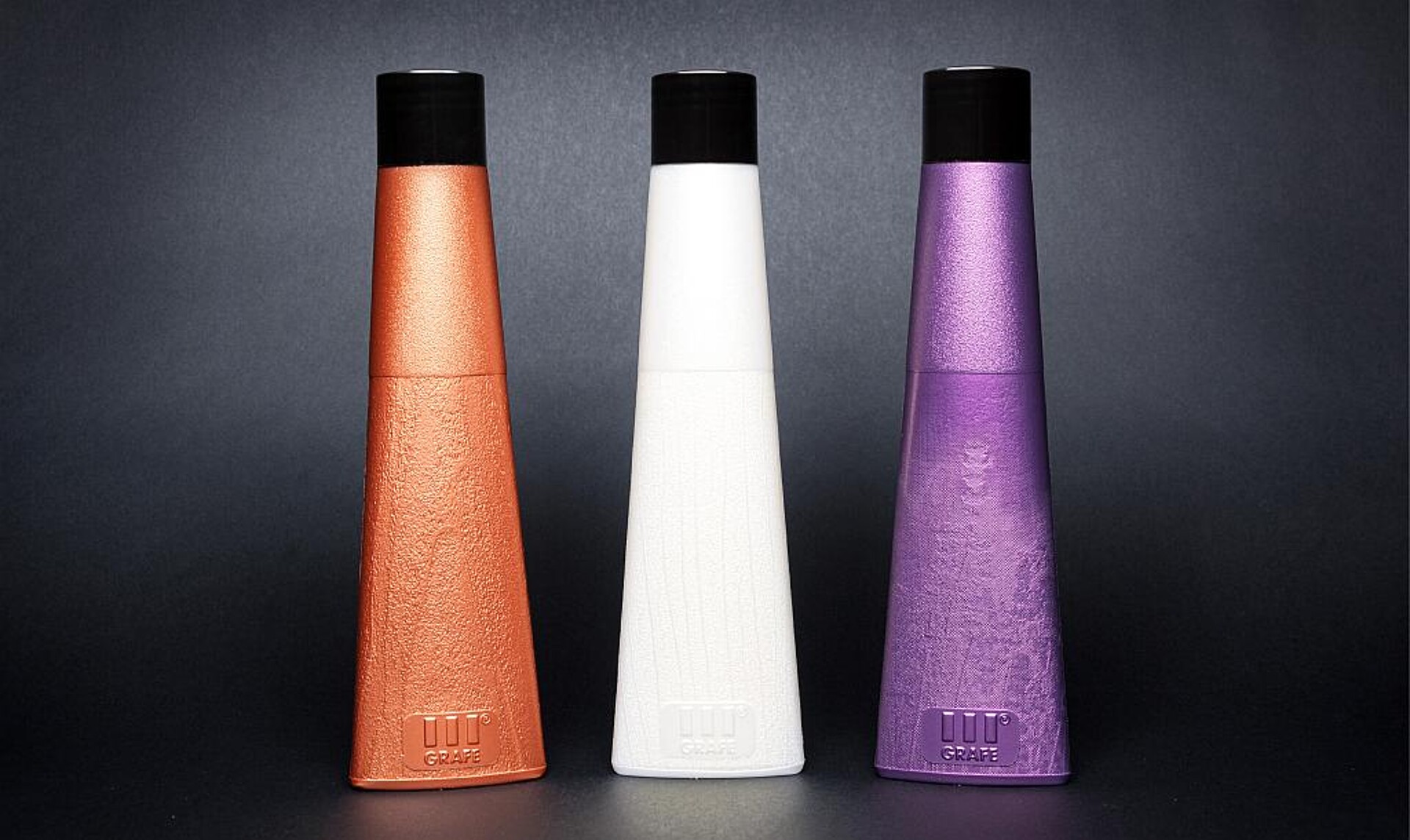 Die drei präsentierten Kosmetikflaschen kombinieren Duft, Farbe und Effekt im Einklang. (Foto: Grafe)