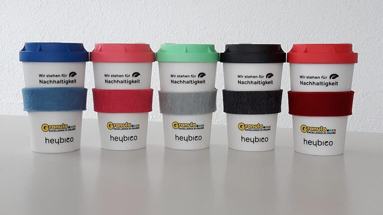 Die spritzgegossenen Coffee-to-go-Becher sind eine Anwendung für die biobasierten Masterbatches. (Foto: Granula)