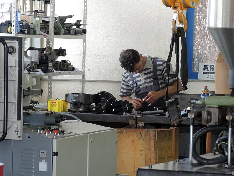 Rund 100 funktionsfähige Spritzgießmaschinen werden jährlich in Pegnitz zur Ersatzteilgewinnung zerlegt. (Foto: Bernd Grigat)