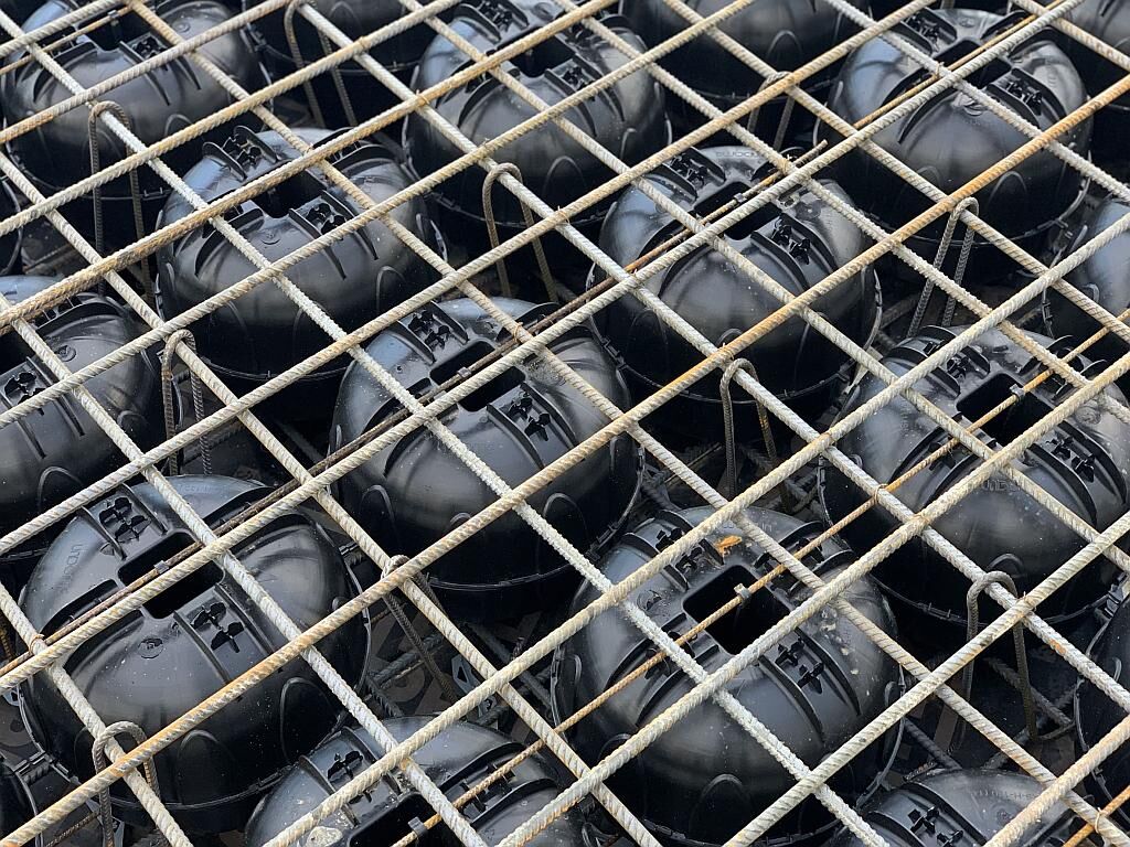 Mithilfe der Kunststoff-Verdränger kann man auf bis zu 40 % Beton verzichten. (Foto: Unidome)