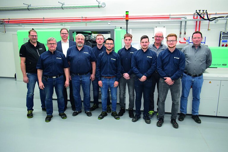 Das Technikum-Team nach der Schulung an den neuen Spritzgießmaschinen von Arburg. (Foto: Günther)