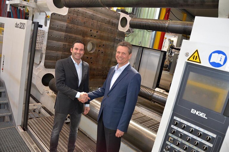 Mario Haidlmair, geschäftsführender Gesellschafter Haidlmair, und IFW-Geschäftsführer Josef Nahringbauer mit Shakehands vor der Maschine. (Foto: Haidlmair)